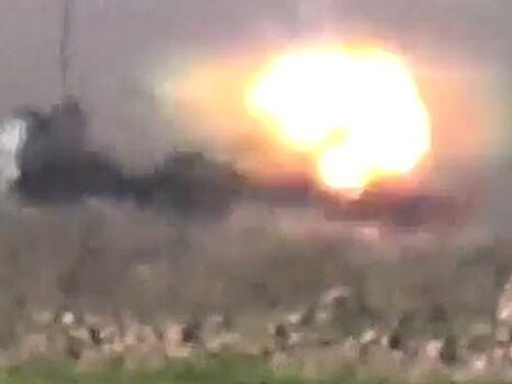 Боевики ИГИЛ подбили два танка САР на трассе Саламия-Итрия: видео