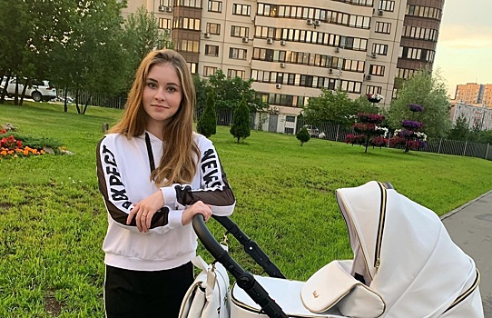 Олимпийская чемпионка Липницкая показала годовалую дочь в нежном наряде