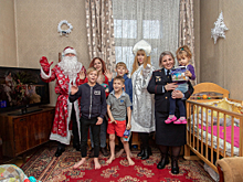 Полицейский Дед Мороз и сотрудники омской Госавтоинспекции поздравили детей с наступающим Новым годом