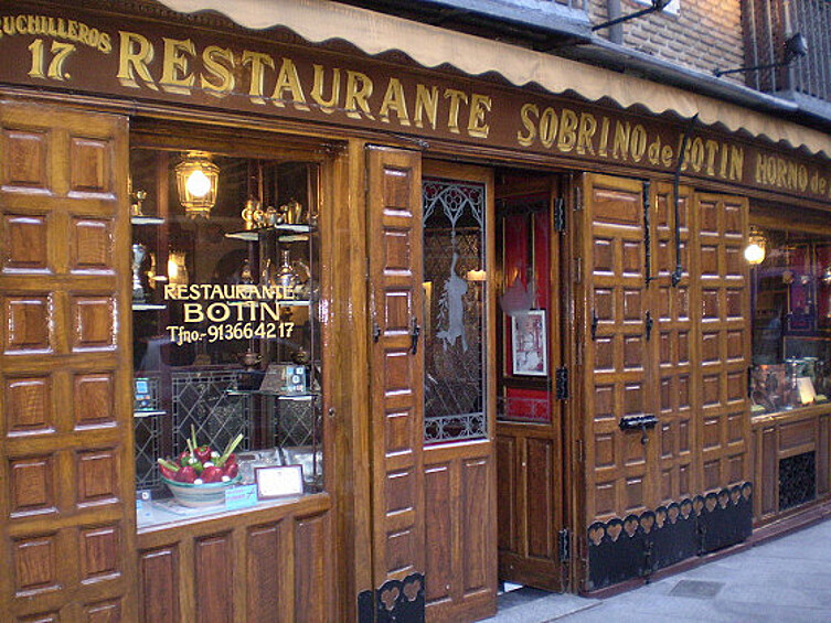 Странно, что официально старейшим рестораном мира является Sobrino de Botin в Мадриде, открытый в 1725 году – значительно позже, чем Stiftskeller St. Peter и Honke Owaria. Однако статус мадридского ресторана как древнейшего закреплен в Книге Гиннеса. В 1765 году в Sobrino de Botin работал официантом не кто иной, как Франциско Гойя. 