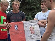 «Совковый чиновник»: Мэру Глухова вручили партбилет КПСС из-за отмены дискотеки