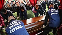 На похоронах Вячеслава Зайцева заметили двойника Пугачевой