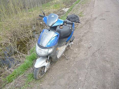 В Кирово – Чепецком районе перевернулся пьяный бесправник на скутере