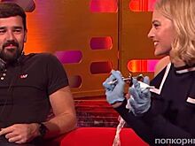 Видео: Марго Робби сделала своему фанату татуировку в эфире ток-шоу