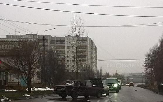 ДТП в Курске: пострадали три автомобиля, женщина-водитель и дорожный знак