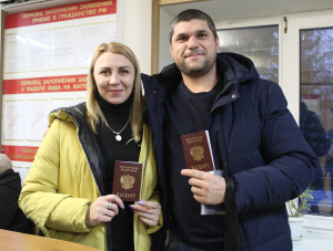 В подмосковном Красногорске полицейские вручили российские паспорта жителям, прибывшим из ДНР и ЛНР