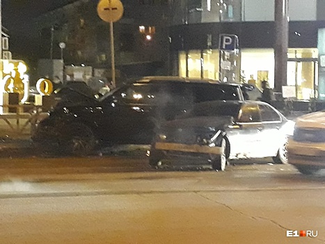 В центре Екатеринбурга Infiniti столкнулась с BMW и снесла ограждение