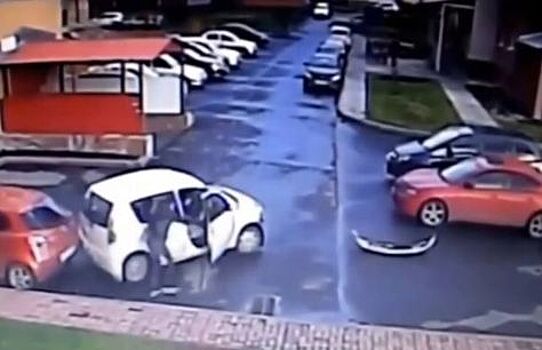 Выезжая с парковки, водитель-новичок зацепил чужие машины