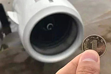 Суеверный пассажир кинул монетки в двигатель самолета