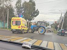 В Свободном столкнулись трактор и автомобиль скорой помощи