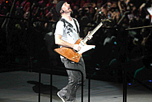 Гитарист группы U2 упал со сцены