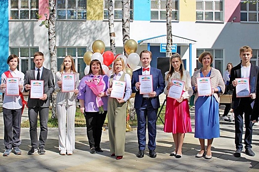 Почти 100 учащихся школ в Екатеринбурге получили стипендии от депутата Зяблицева