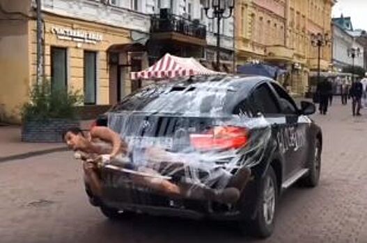 Привязанный скотчем к машине блогер прокатился по Нижнему Новгороду