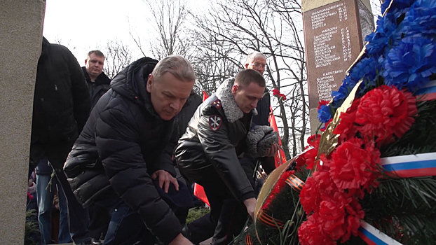 В Калининграде возложили цветы к памятнику воинам-интернационалистам