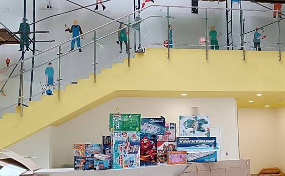 Пациентам Оренбургской областной детской больницы передали наборы игрушек