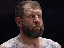 Емельяненко раскидал грунт из карманов на пляже в Дубае: «Теперь здесь русская земля»