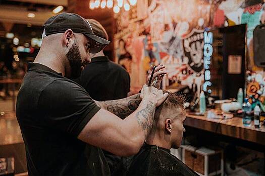 Парикмахер назвал лучшие прически для маскировки залысин у мужчин