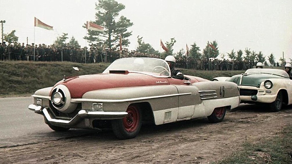 ЗИС-112 стал одним из самых амбициозных советских проектов в области автоспорта. Он создавался специально для установления рекордов скорости и испытаний новых технических решений. Машина, построенная на усиленной раме, отличалась оригинальным кузовом купе с установленной в центре решётки радиатора единственной фарой, которая подарила ему прозвище «Циклоп». Спорткар со 195-сильным двигателем разгонялся более чем до 200 км/ч, что было выдающимся показателем для СССР начала 1950-х годов. На основе «Циклопа» ставились эксперименты над силовым агрегатами и кузовами с прицелом на перспективные серийные автомобили. Но в целом ЗИС-112 так и остался одним из множества прототипов.