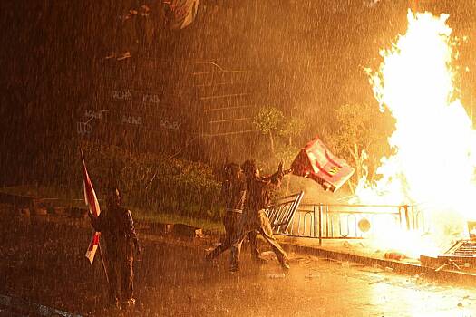 Президент Индонезии уступил требованиям протестующих