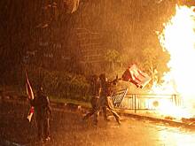 Президент Индонезии уступил требованиям протестующих