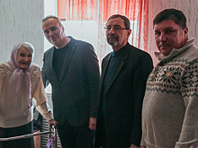 От имени председателя Думы Астраханской области Игоря Мартынова депутат Андрей Маркин поздравил жительницу блокадного Ленинграда Тамару Михайловну Чаленко