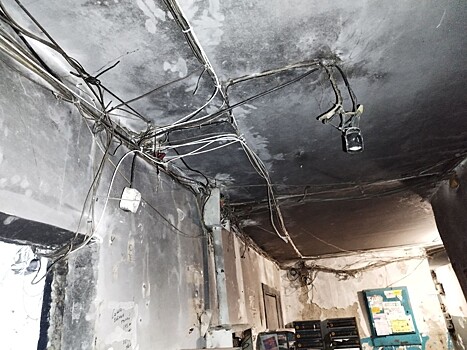 Мусор и брошенная электрика - владивостокцы жалуются на бездействие управляющей компании