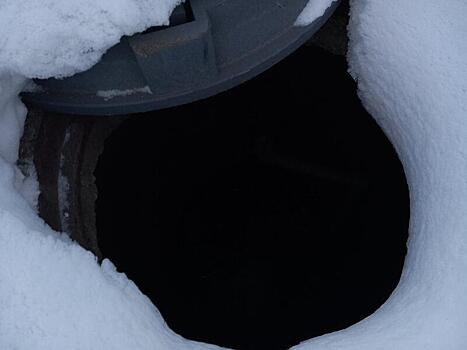 В Чите сточные воды залили улицы из-за мусора в канализации