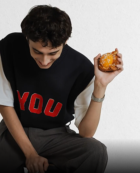 В видеоролике молодой человек позирует с персиковой булочкой под выкрики "ШАЛАМЕЕЕЕЕ". 