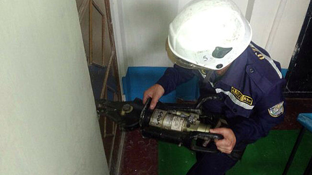 В Алмалыке спасатели вызволили из закрытой квартиры грудного ребенка