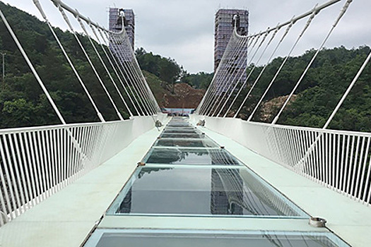 В Китае откроют стеклянный мост над пропастью