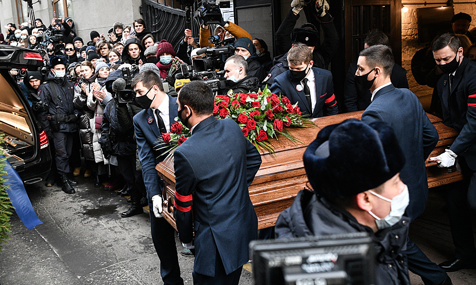 Вынос гроба с телом народного артиста России Валерия Гаркалина после церемонии прощания в учебном центре ГИТИСа в Москве.