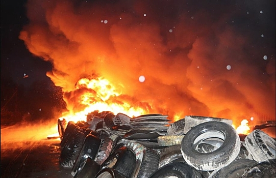 Калининградские пожарные уберегли от огня промзону, где загорелся склад покрышек