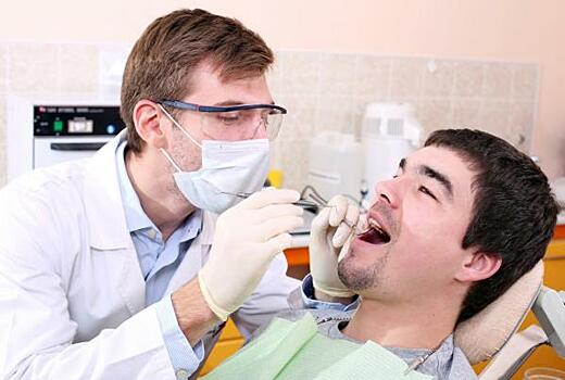 Стоматолог рассказал, как подготовиться к имплантации зубов