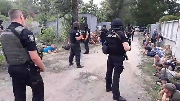 Националисты, ветераны «АТО» и полиция устроили побоище возле детского лагеря под Киевом: видео