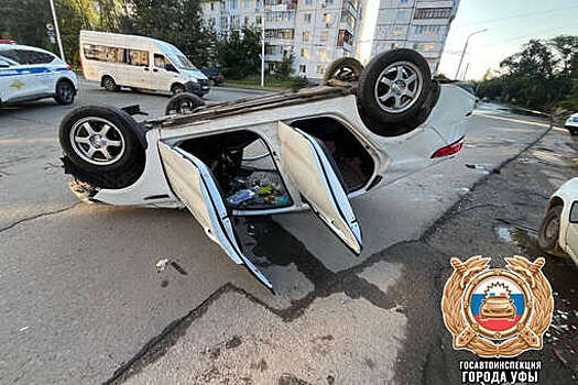 В Уфе на видео попало, как Kia Rio с человеком внутри опрокинулся после удара