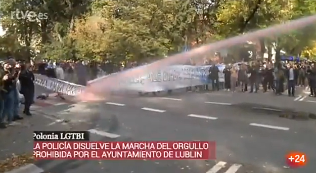 В Польше полиция разгоняла противников ЛГБТ-марша водометами и газом