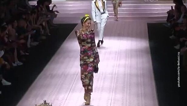 Полвека - не возраст: Карла Бруни и мать Илона Маска покорили Неделю моды в Милане