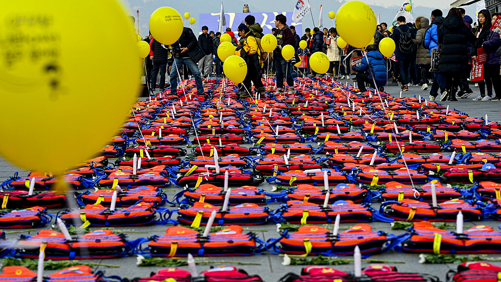 Спасательные жилеты в честь жертв затонувшего южнокорейского пассажирского парома «Севоль», 2017 год