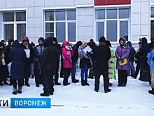 В школе, у которой двое суток дежурили воронежцы, начался приём документов