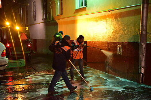 Коммунальные службы Москвы начали уборку города после зимы