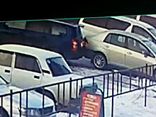 В Благовещенске водитель на парковке наехал на чужой автомобиль и скрылся с места происшествия