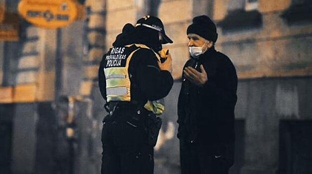 Латвийский публицист о комендантском часе: «Это просто истязание людей»