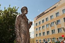 В Ульяновске открыли памятник медработнику