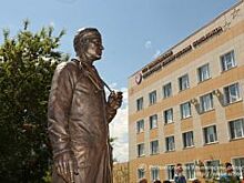 В Ульяновске открыли памятник медработнику