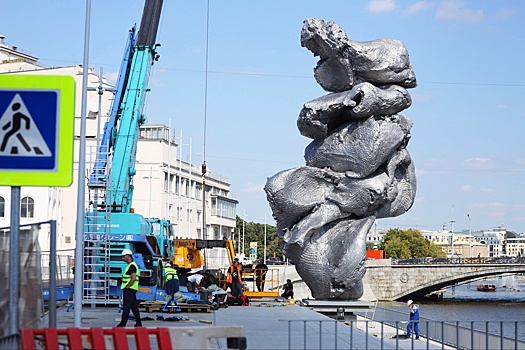 Нашумевшую скульптуру "Большая глина № 4" перенесли на Ленинский проспект