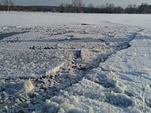 Автомобиль провалился под лед в Приамурье