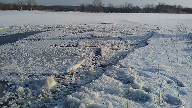 Автомобиль провалился под лед в Приамурье