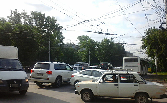 Светофоры не работают: левобережье встало в жесткую пробку