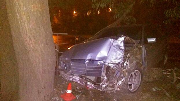 «Мерседес Бенц» столкнулся с иномаркой и врезался в дерево: водитель травмирован