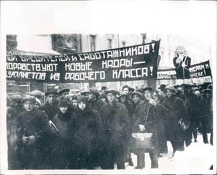Демонстрация в поддержку суда над инженерами. Москва, 1930 год.
